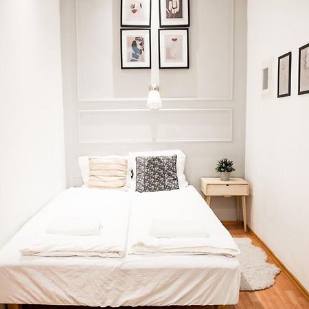 Stylish And Spacious ! Central Location Kazincy Netflix 布达佩斯 外观 照片