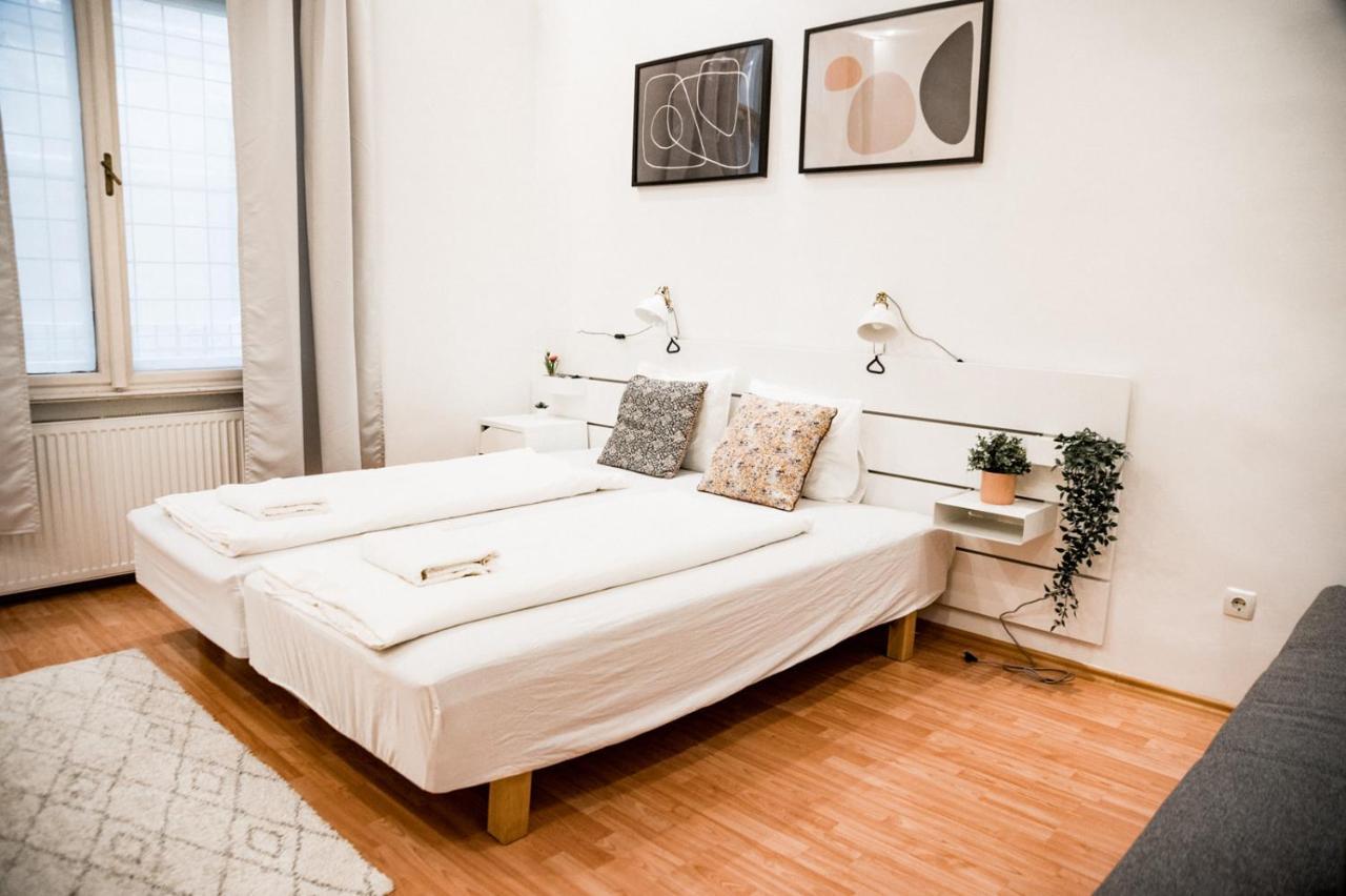 Stylish And Spacious ! Central Location Kazincy Netflix 布达佩斯 外观 照片