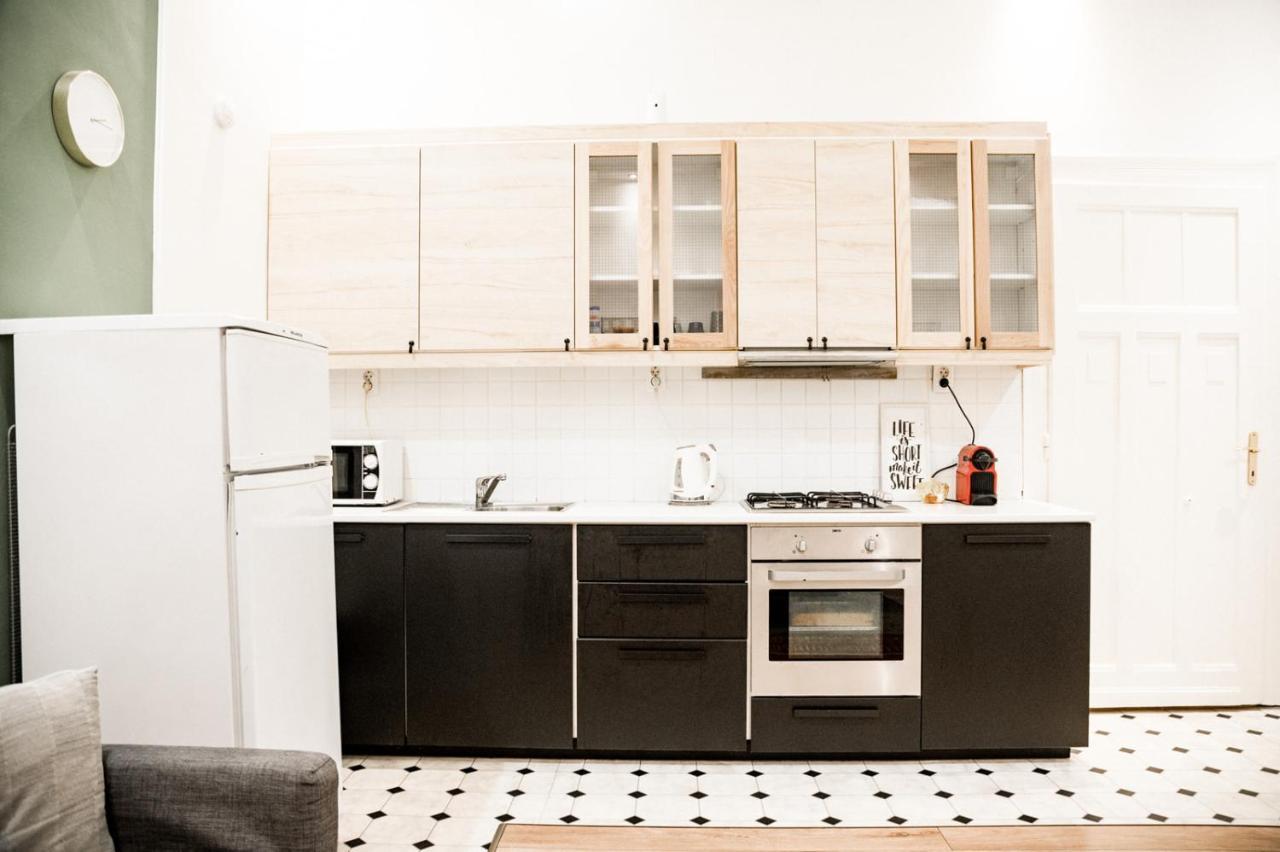 Stylish And Spacious ! Central Location Kazincy Netflix 布达佩斯 外观 照片