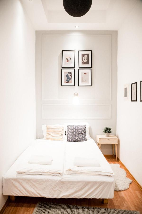 Stylish And Spacious ! Central Location Kazincy Netflix 布达佩斯 外观 照片