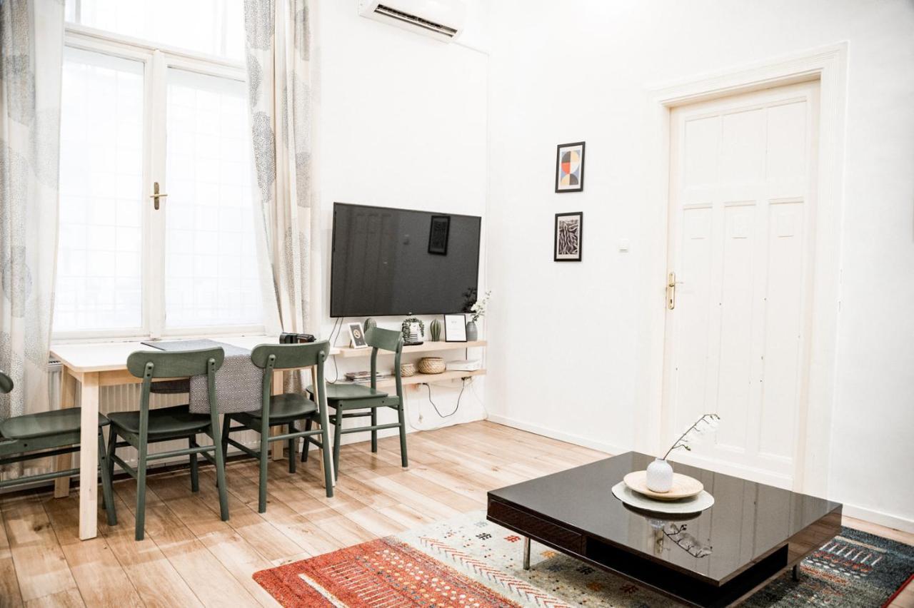 Stylish And Spacious ! Central Location Kazincy Netflix 布达佩斯 外观 照片